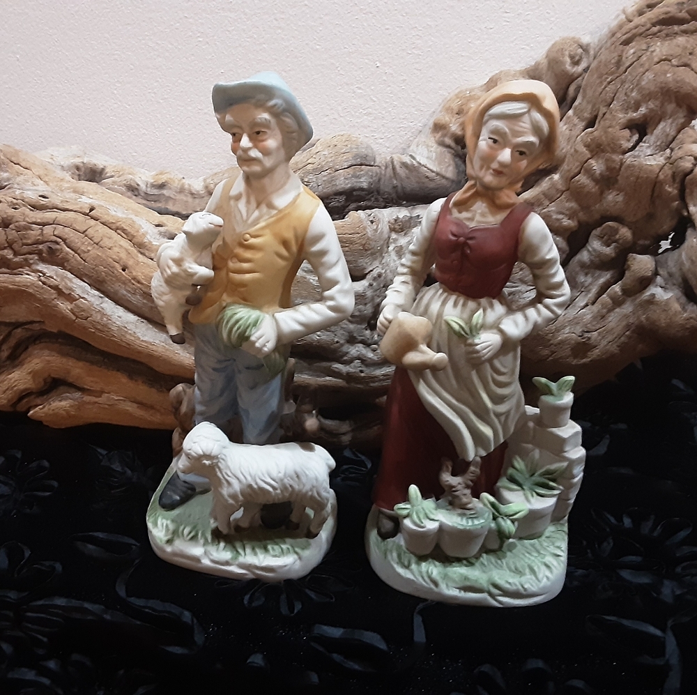 SENIOR FARMERS CERAMIC STATUES